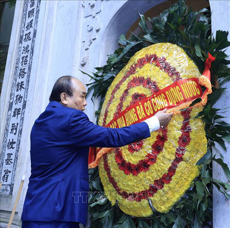Chủ tịch nước Nguyễn Xuân Phúc và các đại biểu đã đặt vòng hoa và dâng hương tại Lăng Hùng Vương thứ 6. Vòng hoa có dòng chữ “Đời đời nhớ ơn các Vua Hùng đã có công dựng nước”.  