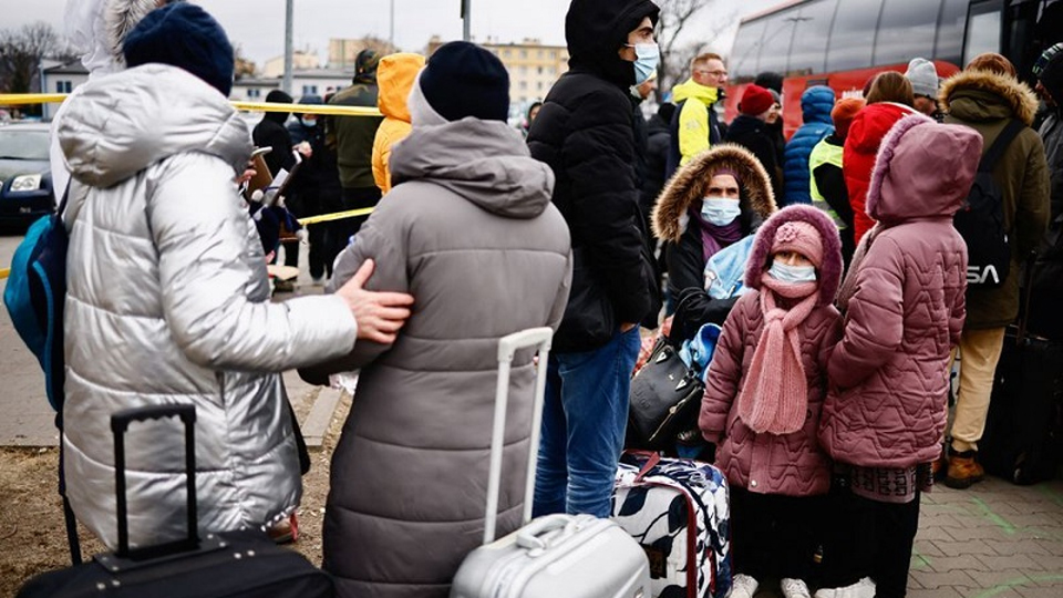 Người dân Ukraine sơ tán tới 1 khu trại tạm thời ở Przemysl, Ba Lan, ngày 28/2/2022. (Ảnh: Reuters)