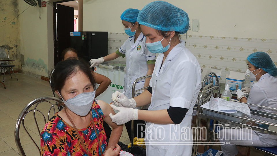 Thành phố Nam Định tổ chức tiêm vắc-xin phòng dịch COVID-19 cho nhân dân.