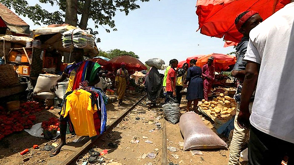 Người dân mua bán tại 1 khu chợ dọc đường ray tàu hỏa ở Kaduna, Nigeria, ngày 30/4/2021. (Ảnh minh họa: Reuters)