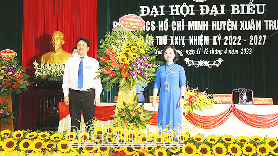 Đồng chí Trần Minh Thắng, Ủy viên Ban TVTU, Trưởng Ban Dân vận Tỉnh ủy tặng hoa chúc mừng Đại hội.