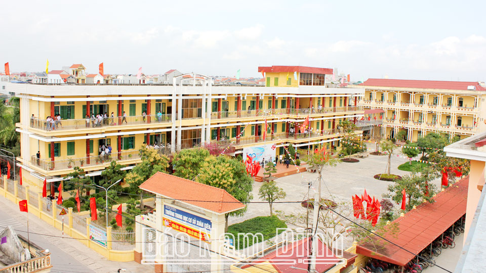 Trường THCS xã Xuân Kiên được đầu tư khang trang theo các tiêu chí xây dựng nông thôn mới nâng cao, kiểu mẫu.