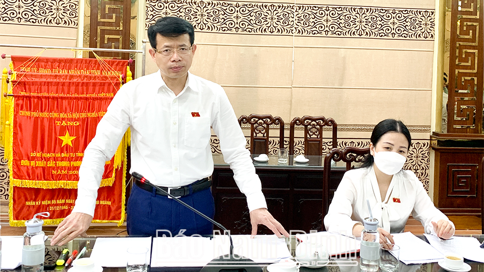 Đồng chí Nguyễn Hải Dũng, TUV, Phó Trưởng đoàn chuyên trách Đoàn ĐBQH tỉnh phát biểu tại cuộc khảo sát.