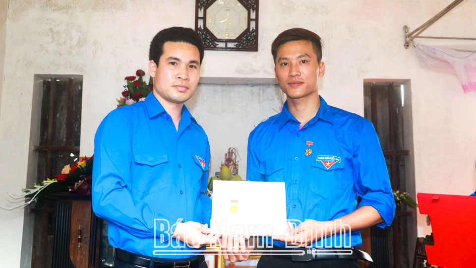 Anh Nguyễn Đức Chính, tổ dân phố 8, thị trấn Thịnh Long (Hải Hậu) nhận Huy hiệu “Tuổi trẻ dũng cảm” do Trung Ương Đoàn TNCS Hồ Chí Minh trao tặng.