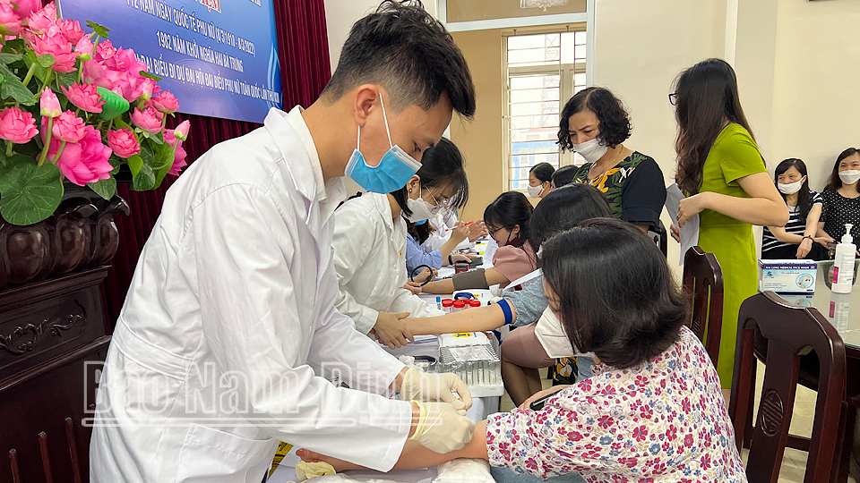 Chi nhánh Medlatec Nam Định khám, lấy máu xét nghiệm cho cán bộ, hội viên Hội LHPN tỉnh. 