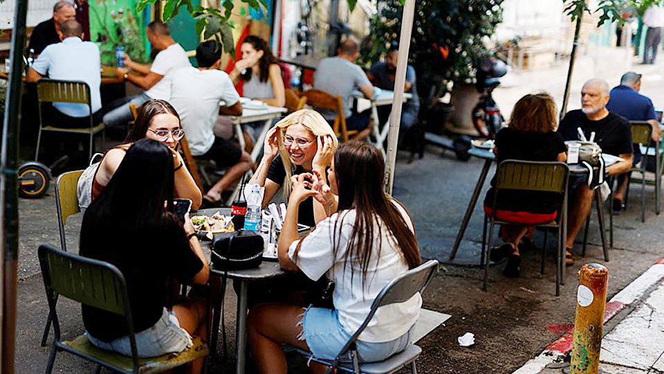 Người dân tụ tập gần Chợ Carmel tại Tel Aviv, Israel, ngày 14/10/2021. (Ảnh: Reuters)