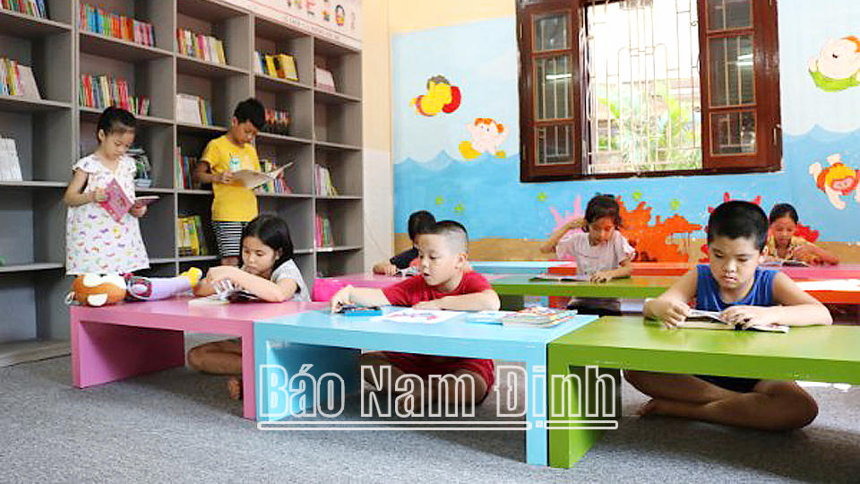 Các em thiếu nhi đọc sách tại Thư viện tỉnh. Ảnh: Khánh Dũng