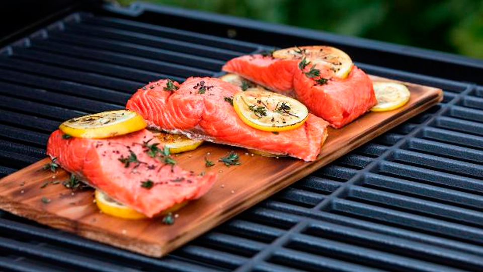 Cá hồi chứa nhiều axit béo omega-3 có nhiều lợi ích sức khỏe tim mạch.