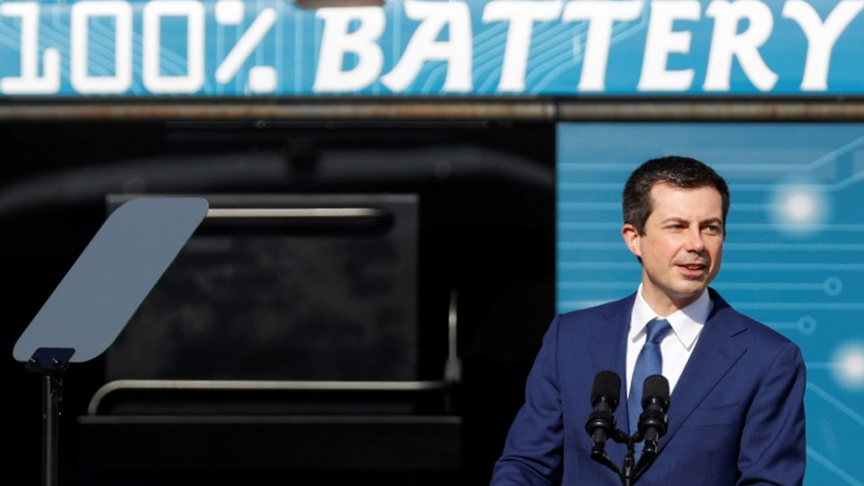 Bộ trưởng Giao thông vận tải Mỹ Pete Buttigieg. (Ảnh: Reuters)