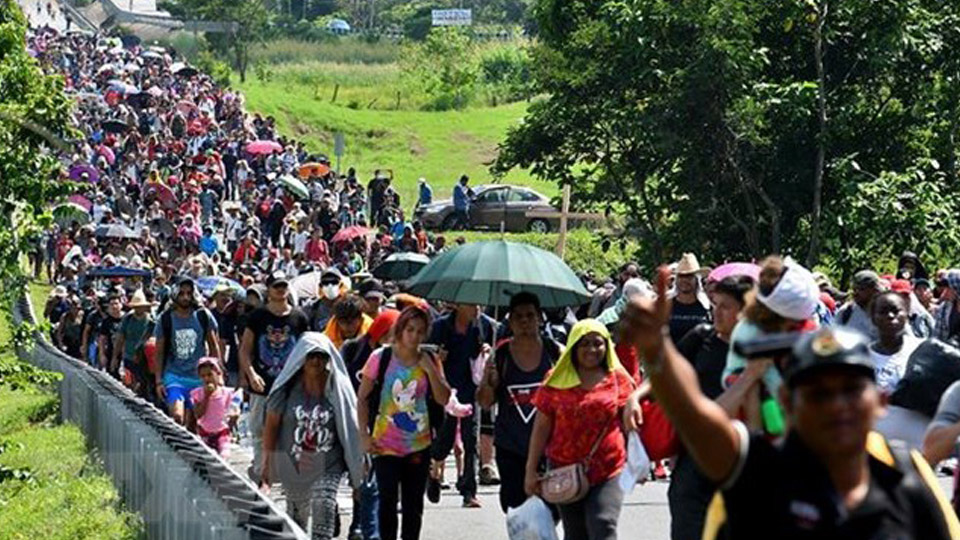 Người di cư di chuyển tại Huixtla, bang Chiapas, Mexico trong hành trình tới Mỹ. (Ảnh: AFP/TTXVN)