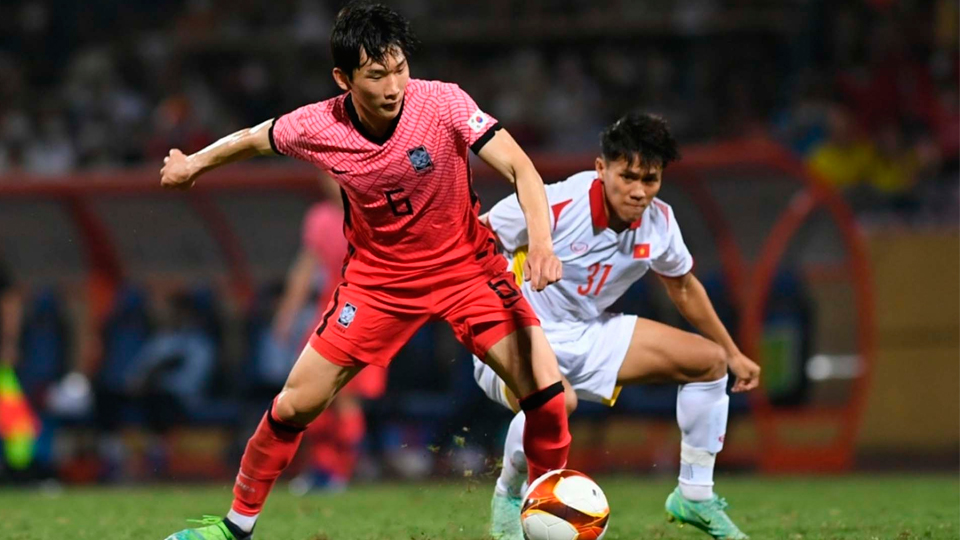 U23 Việt Nam vượt lên dẫn trước U20 Hàn Quốc. (Ảnh: Dương Thuật)