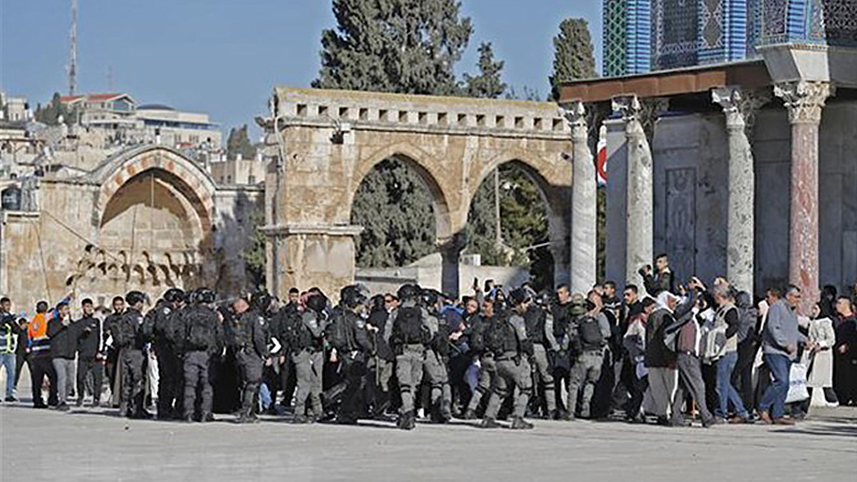 Đụng độ giữa lực lượng an ninh Israel và người Palestine tại Đền thờ Al Aqsa (còn được gọi là Núi Đền) ở Đông Jerusalem ngày 15/4/2022. (Ảnh: AFP/TTXVN)