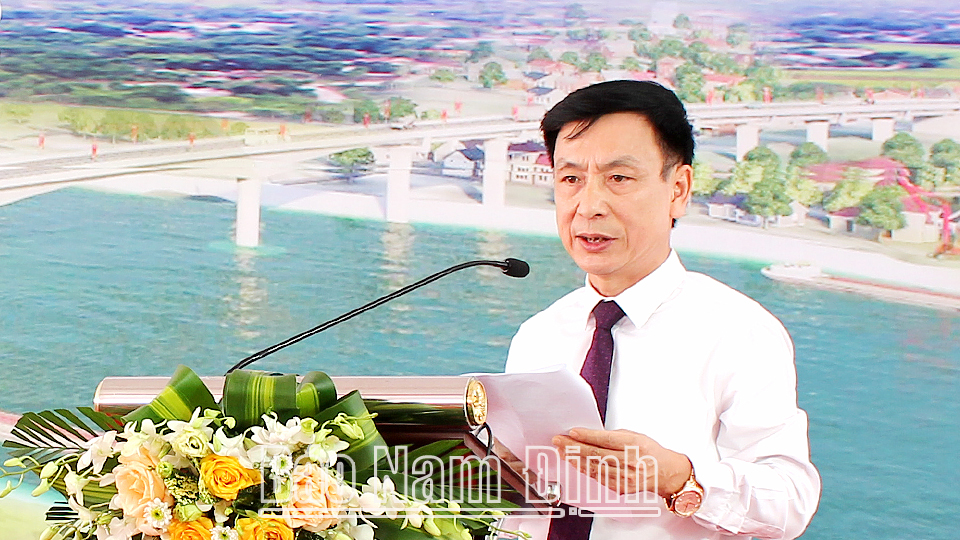 Đồng chí Phạm Đình Nghị, Phó Bí thư Tỉnh ủy, Chủ tịch UBND tỉnh phát biểu tại lễ khởi công dự án xây dựng đường trục phát triển nối vùng kinh tế biển tỉnh Nam Định với đường cao tốc Cầu Giẽ-Ninh Bình giai đoạn II.