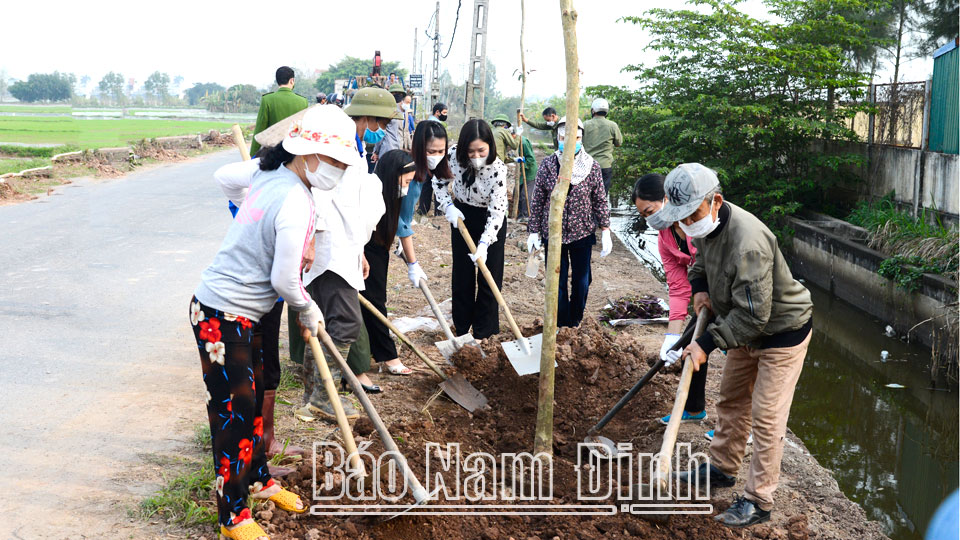 Hội Phụ nữ thành phố Nam Định tham gia dọn vệ sinh môi trường và trồng cây xanh trên tuyến đường vào Khu công nghiệp Hòa Xá.