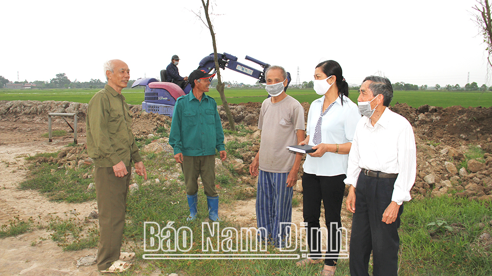 Đồng chí Trịnh Xuân Nhâm (ngoài cùng bên phải), Bí thư Chi bộ thôn Cư Nhân bàn bạc với đảng viên và nhân dân hưởng ứng kế hoạch trồng cây Xuân Nhâm Dần 2022 tại khu vực sân vận động của thôn.