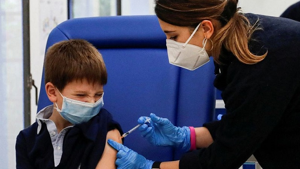 Tiêm vaccine cho trẻ em từ 5-11 tuổi tại Bệnh viện Nuovo Regina Margherita, Rome, Italia, ngày 15/12/2021. (Ảnh: Reuters)