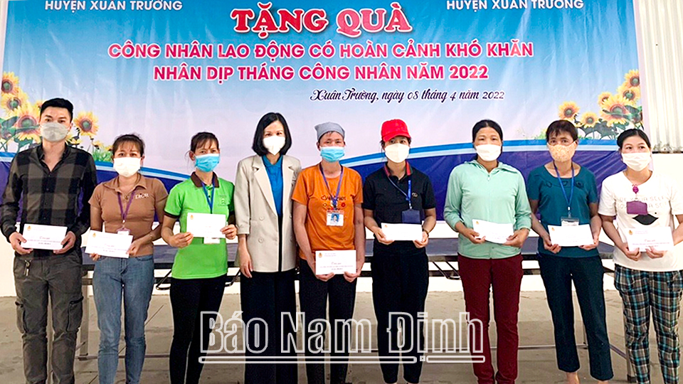 Liên đoàn Lao động và Ủy ban MTTQ huyện Xuân Trường tặng quà công nhân lao động có hoàn cảnh khó khăn nhân dịp Tháng Công nhân năm 2022.