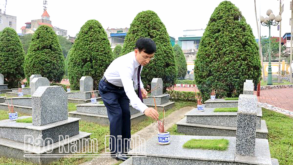Đồng chí Phạm Đình Nghị, Phó Bí thư Tỉnh ủy, Chủ tịch UBND tỉnh thắp hương tưởng nhớ các Anh hùng Liệt sĩ tại Nghĩa trang Liệt sĩ thành phố Nam Định.