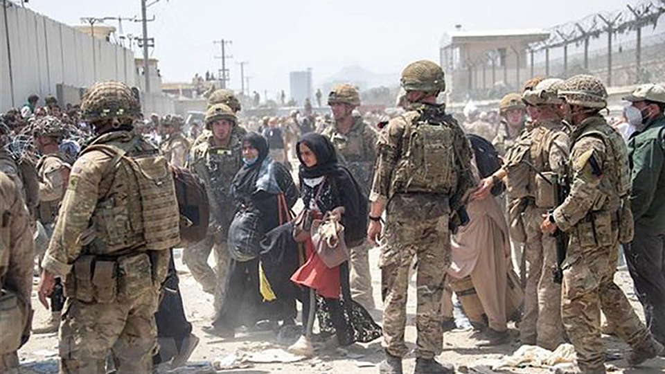 Binh sỹ Anh và Mỹ làm nhiệm vụ hỗ trợ sơ tán tại khu vực sân bay Kabul, Afghanistan. (Ảnh: AFP/TTXVN)