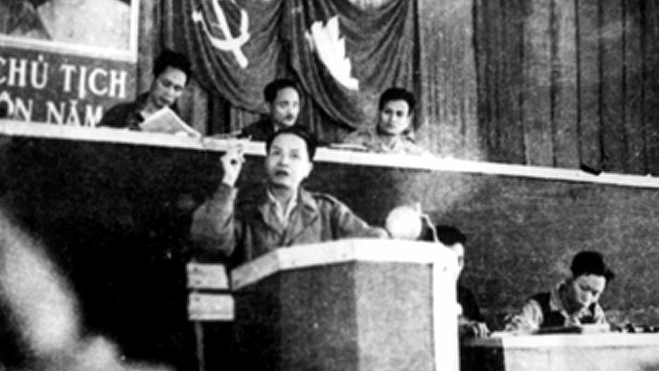  Đồng chí Trường Chinh đọc báo cáo Bàn về cách mạng Việt Nam tại Đại hội đại biểu toàn quốc lần thứ II,2/1951 (Ảnh tư liệu BTLSQG)
