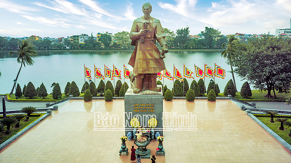 Tượng đài Quốc công tiết chế Hưng Đạo Đại vương Trần Quốc Tuấn (TP Nam Định) tại công viên Vỵ Xuyên. ảnh: Viết Dư