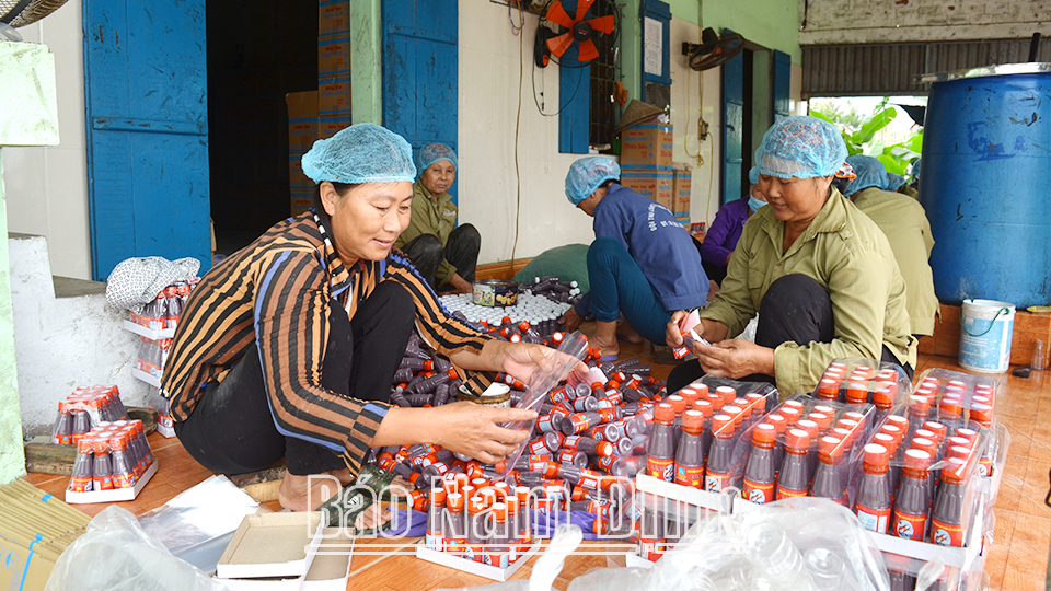 Gia đình ông Lại Văn Quang xã Nghĩa Hải (Nghĩa Hưng) phát triển nghề sản xuất mắm tôm truyền thống.