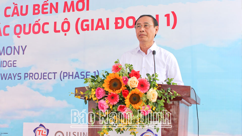 Thứ trưởng Bộ GTVT Lê Đình Thọ phát biểu tại lễ triển khai thi công xây dựng cầu Bến Mới.