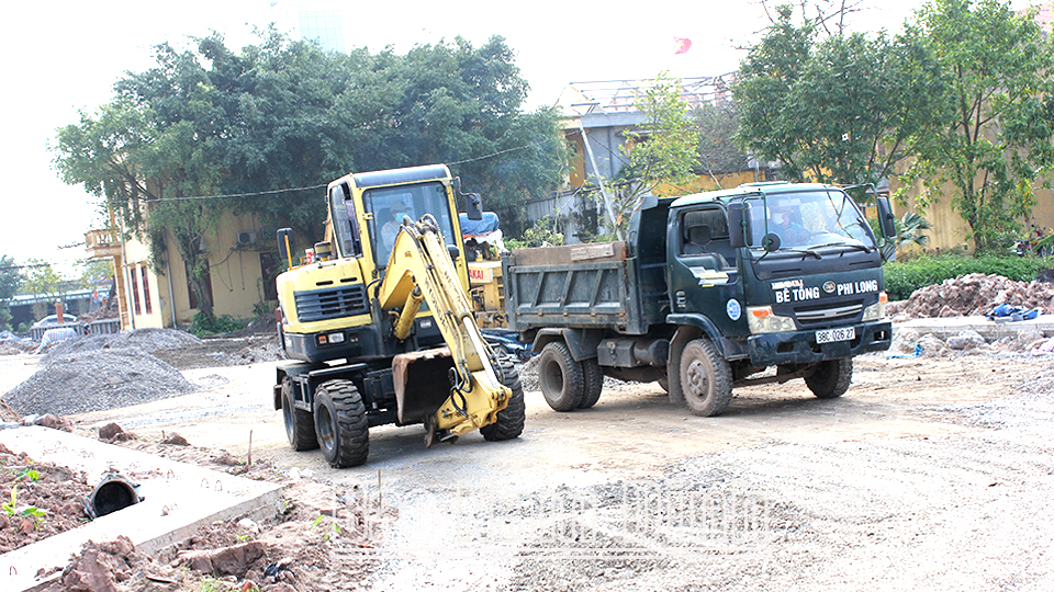Thi công dự án cải tạo, nâng cấp đường trung tâm huyện Nghĩa Hưng trên địa bàn thị trấn Liễu Đề.