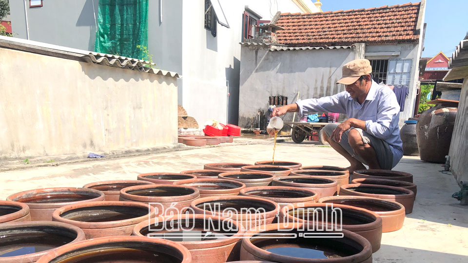 Sản xuất nước mắm tại cơ sở của ông Nguyễn Văn Dương, xóm Hồng Phong, xã Hải Triều (Hải Hậu).  Bài và ảnh: Thanh Hoa