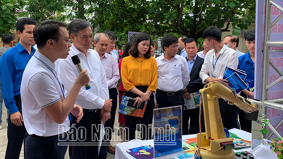 Các đồng chí lãnh đạo tỉnh tham quan gian hàng trưng bày sản phẩm của đoàn viên, thanh niên trong tỉnh.