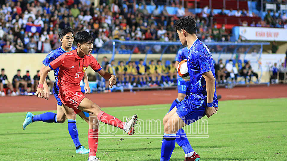  Tình huống tấn công của cầu thủ U23 Lào. Ảnh: Viết Dư