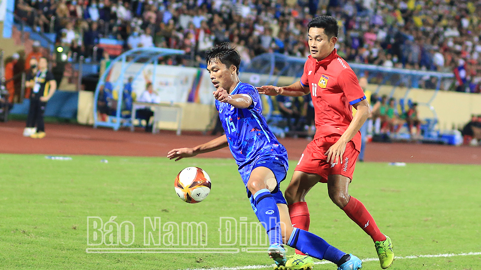 Pha áp sát của cầu thủ U23 Lào. Ảnh: Viết Dư