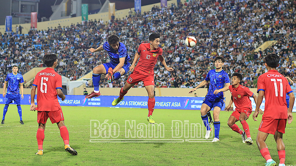 Tình huống đánh đầu của cầu thủ U23 Thái Lan. Ảnh: Viết Dư