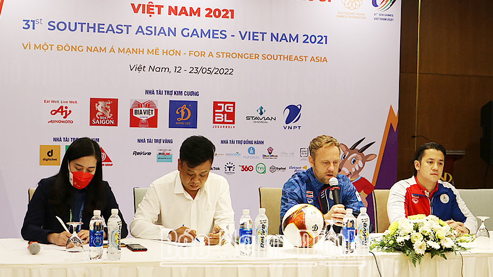 HLV trưởng U23 Thái Lan Mano Polking trả lời các phóng viên tại buổi họp báo.