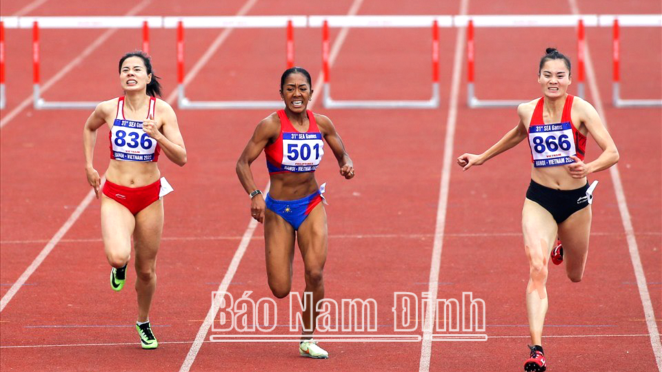 VĐV Nguyễn Thị Huyền nỗ lực về đích trên đường chạy 400m rào nữ.