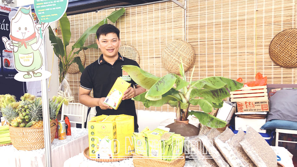 Sản phẩm gạo mầm tươi và hạt giống nảy mầm sẵn của HTX Thanh niên Nam Đại Dương tham gia trưng bày quảng bá sản phẩm OCOP Nam Định dịp SEA Games 31.