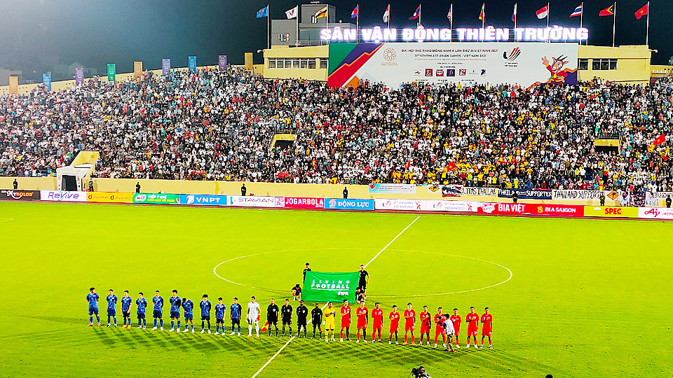 Các trận đấu bóng đá thuộc SEA Games 31 trên Sân vận động Thiên Trường luôn thu hút hàng vạn khán giả tới cổ vũ. Ảnh: PV