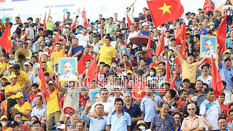 Ảnh bác Hồ và cờ hoa ngập tràn trên các khán đài Sân vận động Thiên Trường