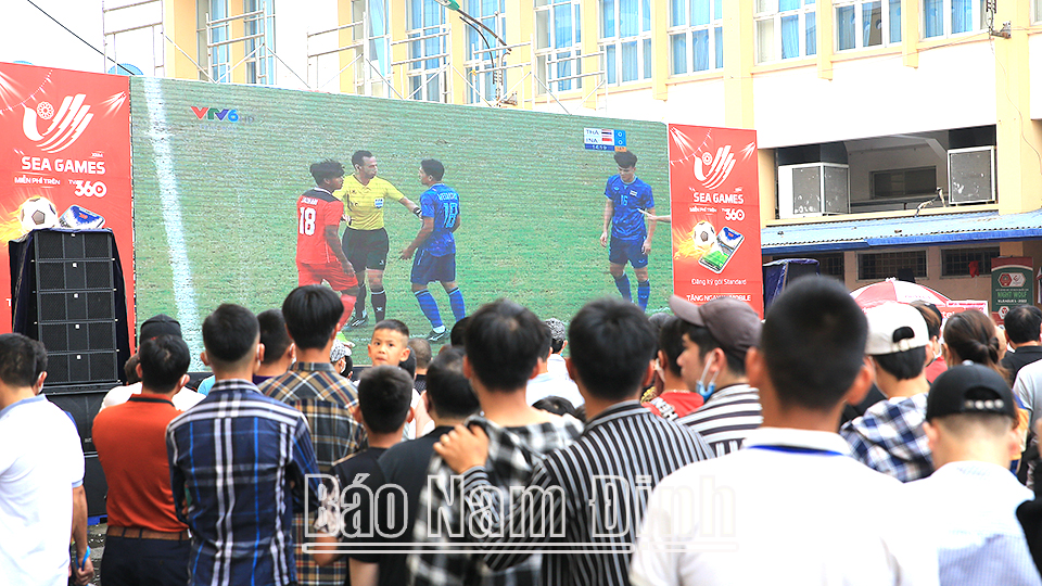 Khán giả theo dõi trận đấu U23 Thái Lan và U23 Indonesia tại màn hình led khu vực phía ngoài sân vận động Thiên Trường