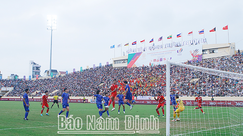 Pha tranh bóng giữa U23 Thái Lan và U23 Indonesia trong trận Bán kết. Ảnh Việt Thắng