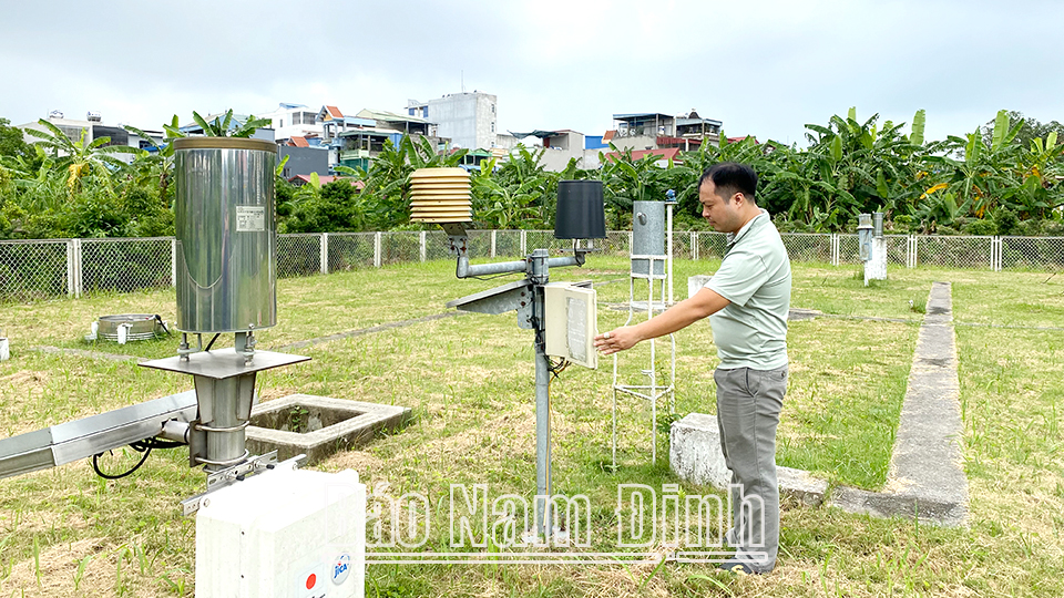 Kiểm tra hệ thống đo mưa tự động tại Trạm Khí tượng Nam Định (Đài Khí tượng Thủy văn Nam Định).