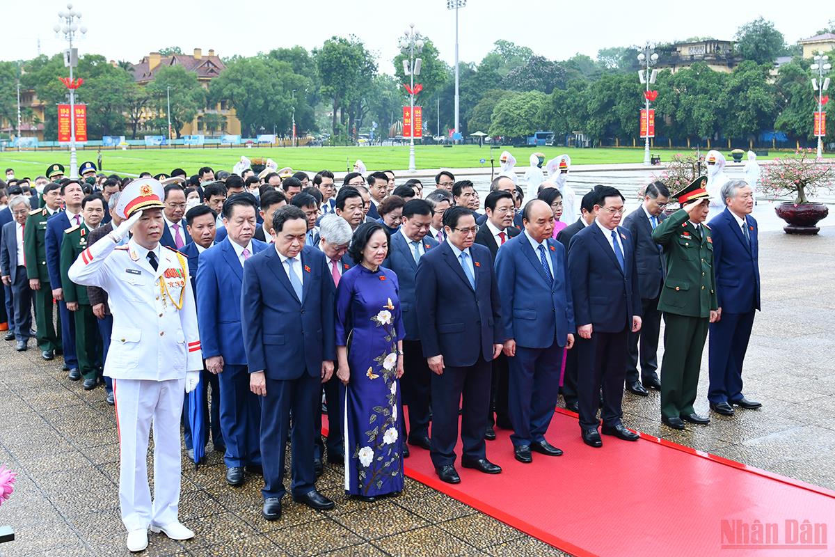 Chủ tịch nước Nguyễn Xuân Phúc, Thủ tướng Phạm Minh Chính và Chủ tịch Quốc hội Vương Đình Huệ, các đồng chí lãnh đạo Đảng, Nhà nước cùng các đại biểu Quốc hội thành kính tưởng nhớ Chủ tịch Hồ Chí Minh. (Ảnh: Thủy Nguyên)