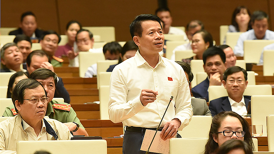 Đồng chí Nguyễn Hải Dũng, TUV, Phó trưởng đoàn chuyên trách Đoàn ĐBQH tỉnh phát biểu thảo luận về chương trình giám sát năm 2023 của Quốc hội và Ủy ban TVQH trong phiên họp.