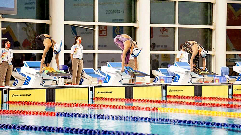 VĐV Nguyễn Thị Thảo (đường lặn số 3) chuẩn bị thi đấu nội dung chung kết vòi hơi chân vịt đôi nữ 100m.