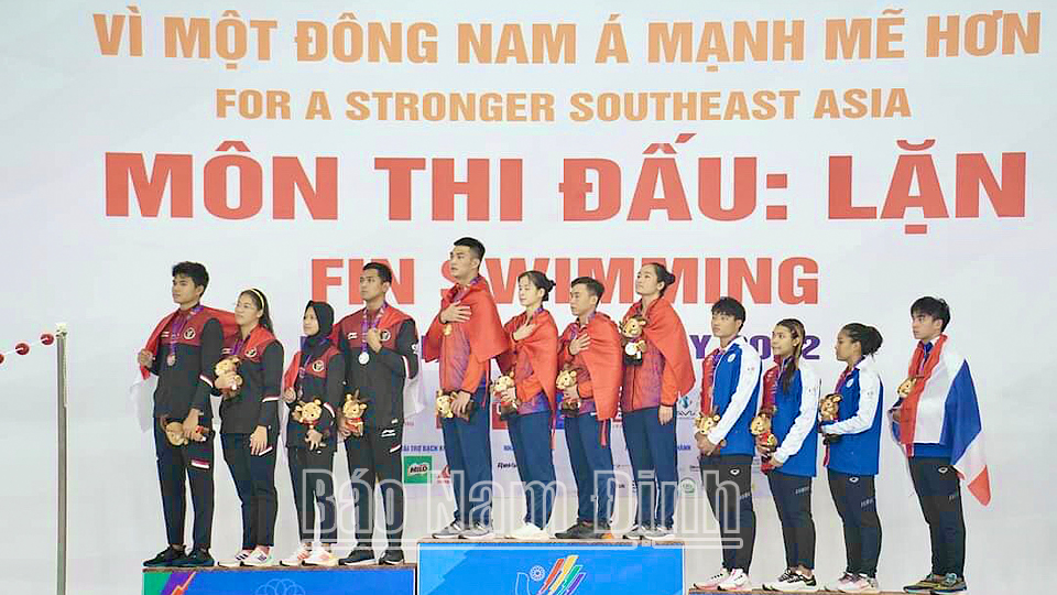 Các VĐV lặn Việt Nam nhận HCV nội dung tiếp sức 4x100m chân vịt đôi hỗn hợp nam nữ.