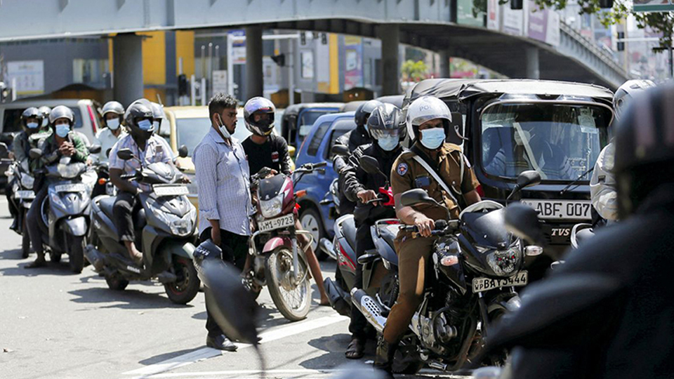 Người dân xếp hàng chờ đổ xăng tại Colombo, Sri Lanka, ngày 24/2. (Ảnh: Reuters)