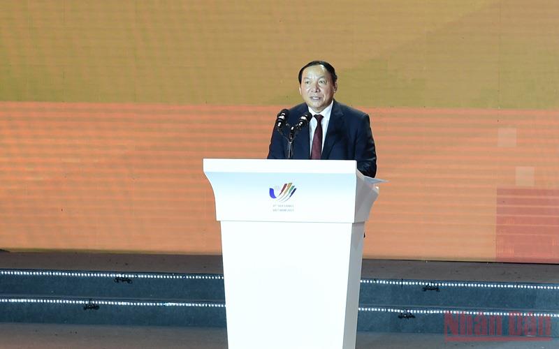   Bộ trưởng Nguyễn Văn Hùng phát biểu. (Ảnh: TRẦN HẢI) 