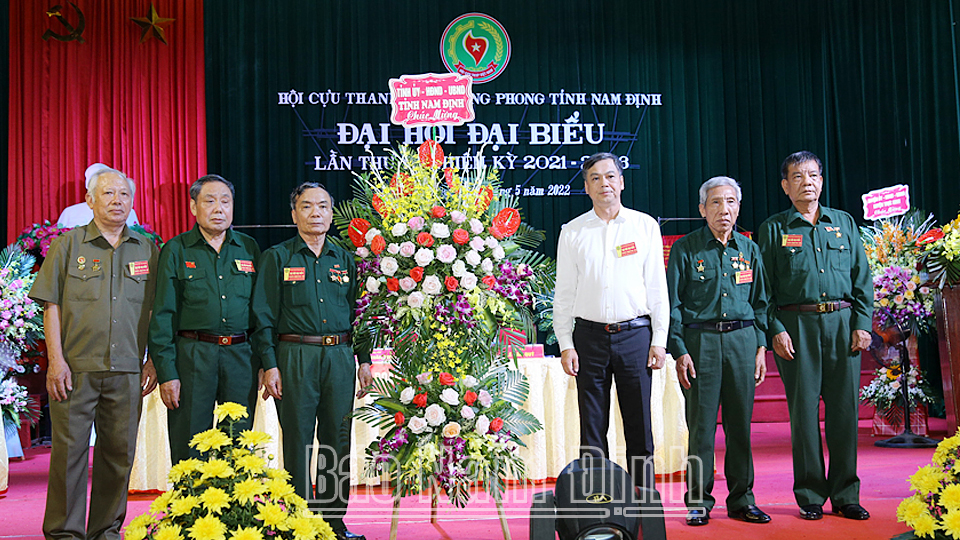 Đồng chí Trần Lê Đoài, TUV, Phó Chủ tịch UBND tỉnh tặng lẵng hoa tươi thắm chúc mừng đại hội.