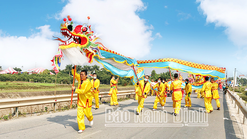 Múa rồng trong lễ hội Đền thờ Thái Tổ Thái Thượng Hoàng Trần Thừa, làng Vạn Khoảnh, xã Mỹ Phúc.
