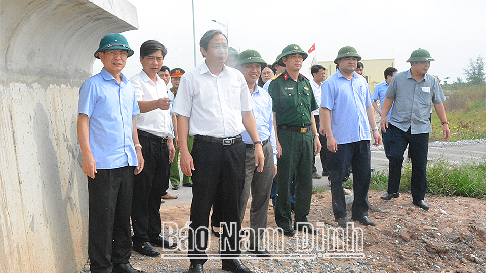 Đồng chí Phạm Đình Nghị, Phó Bí thư Tỉnh ủy, Chủ tịch UBND tỉnh kiểm tra tuyến đê, kè khu vực cống Quân Vinh thuộc địa bàn xã Phúc Thắng (Nghĩa Hưng).